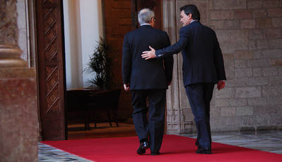 Montilla i Mas adreçant-se al despatx del president de la Generalitat per a la reunió de relleu. Foto: EFE