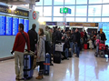 Cues de passatgers a l'aeroport del Prat per les cancel·lacions