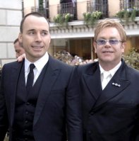 Elton John y su marido, padres de un niño