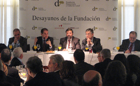 Salvador Fernández en els desdejunis de la Fundació Democràcia i Govern Local