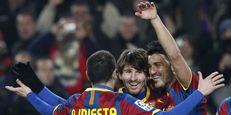 Andrés Iniesta i Leo Messi celebren un gol amb Villa. 