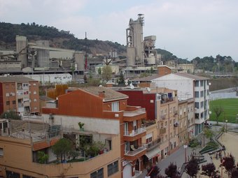 El barri de Can Sant Joan amb la cimentera Lafarge al fons. Foto:C.A.F