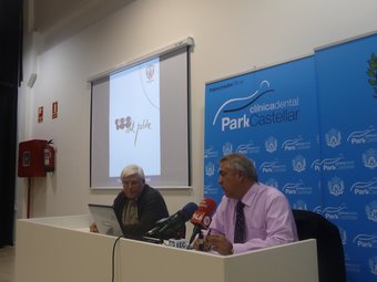 Albert Cornet i Rafel Germà, membres de la comissió organitzadora, tot fent la presentació amb el logotip del centenari al fons. Foto:M.C.B.