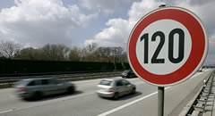 Una senyal marca el límit de velocitat en 120 km/h. (Font: Reuters)