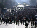 Els manifestants marxen pels carrers del Caire.