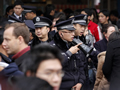 Policies patrullant pel centre de Xangai per controlar la manifestació. (Foto: Reuters)