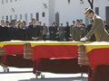 El príncep Felip condecorant els fèretres dels militars morts. (Foto: EFE)