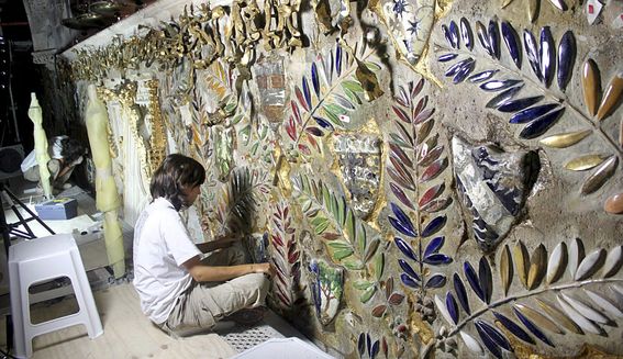 Especialistes treballant en la restauració del mural de Gaudí al Taller Xicaranda