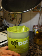 Imatges de l'olipot, recipient per tal que desar l'oli de cuina usat i portar-lo a un punt verd per al seu reciclatge