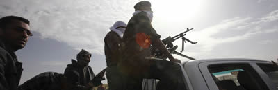 Rebels circulen armats pels carrers de Brega (Foto: EFE)