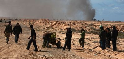 Rebels de Líbia preparant les seves armes / REUTERS