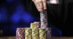 Un jugador de pòquer apila fitxes. (Foto: Reuters)