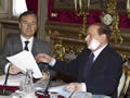 Berlusconi reapareix després de l'operació d'estètica que s'ha fet a la mandíbula. (Foto: Reuters)