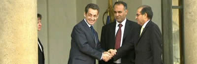 Encaixada de mans entre Sarkozy i els representants del govern de transició dels rebels libis