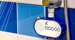 Imatge promocional de la ràdio H2O on es veu com funciona enganxada a la dutxa