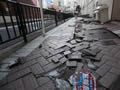 Un carrer esquerdat pel terratrèmol (Foto: EFE)
