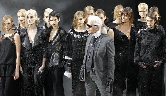 Karl Lagerfeld desfila a la Setmana de la Moda de París