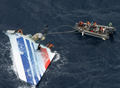 Imatge d'arxiu dels equips de rescat recuperant una part de l'avió d'Air France sinistrat