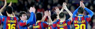 Els jugadors del Barça agraeixen el suport del públic després del partit amb l'Arsenal al Camp Nou / EFE