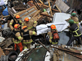Equips de rescat treballant sobre el terreny al Japó per rescatar més víctimes (Foto: EFE)