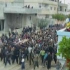 Milers de manifestants homenatgen a Daraa els morts a Síria