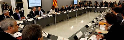 Una imatge de la reunió de la cimera anticrisi que es fa al Palau de Pedralbes. (Foto: EFE)
