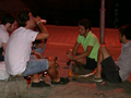 Un grup de joves consumeix alcohol. (Foto: Arxiu)