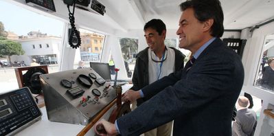 Artur Mas, al timó d'una barca, durant una visita a Palamós