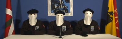 Captura del vídeo en què tres encaputxats d'ETA declaren l'alto el foc permanent i general (Foto: Reuters)