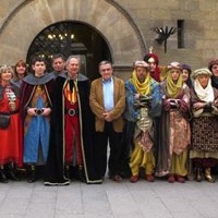 L&#8217;alcalde de Lleida, Àngel Ros, va saludar l&#8217;Associació de la Festa de Moros i Cristians que aquest diumenge al migdia van fer-se una sessió de fotos oficial amb els nous vestits que lluiran en les pròximes desfilades.