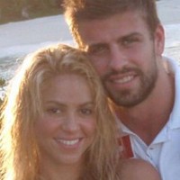 Shakira ha publicat en els seus perfils de Twitter i Facebook aquesta foto amb la seva actual parella, el jugador del Barça Gerard Piqué, acompanyada de la frase: &quot;I un dia després de la tempesta, si més no penses, surt el sol&quot;.