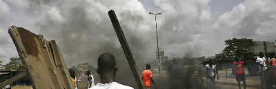Un grup de ciutadans cremen pneumàtics a Abidjan per impedir que avancin les forces lleials al president. (Foto: EFE)