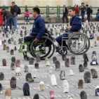 Bogotà omple una plaça de sabates el dia contra les mines antipersonals