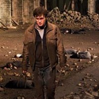 Continua el degoteig promocional de Harry Potter i les Relíquies de la Mort: Part 2. En la nova instantània podem veure a en Harry (Daniel Radcliffle) capcot i commocionat caminant vareta en mà per un Hogwarts totalment devastat.