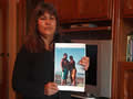 La vídua mostra fotografies del seu marit per demostrar que era obès. (Foto: ACN)