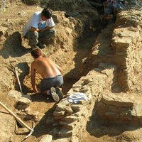 El director de les excavacions al poblat ibèric de Ca n&#8217;Oliver, Joan Francès, i el membre de l&#8217;equip d&#8217;arqueòlegs que hi excaven al jaciment, Marc Guàrdia, impartiran la conferència &#8216;El poblat ibèric del Turó de Ca n&#8217;Oliver (segles VI-I aC): 25 anys de recerca i difusió&#8217;, dimecres 20 d&#8217;abril al Palau Marc de Barcelona (Rambla de Santa Mònica, 8) a les 19 h.