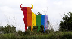 El toro d'Osborne pintat amb els colors de l'arc de Sant Martí. (Foto: EFE)