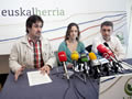 Els portaveus de Bildu, Pello Urizar, Itziar Amestoy i Oskar Matute, en una roda de premsa. (Foto: EFE)