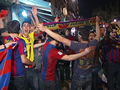 Aficionats que celebren la victòria del Barça a la Lliga de Campions
