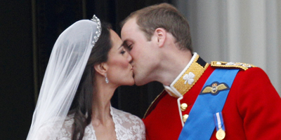 El primer petó del matrimoni del príncep Guillem i la princesa Caterina. (Foto: Reuters)
