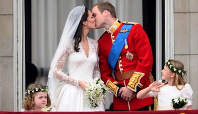Guillem i Caterina es fan un petó al Palau de Buckingham