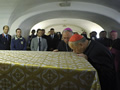 Imatge del moment que el taüt de Joan Pau II és extret de la seva tomba (Foto: Reuters)
