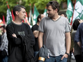 Óskar Matute, d'Alternativa, a l'esquerra, un dels líders dels partits que constitueixen Bildu, durant la manifestació de la festa del treball a Bilbao Foto:EFE