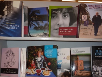Les publicacions en clau comarcal a la llibreria Robafaves de Mataró. Foto:LL. ARCAL