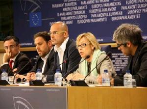 Els eurodiputats catalans Ramon Tremosa (CiU), Oriol Junqueras (ERC), Raül Romeva (ICV) i Maria Badia (PSC) i el representant d'Horitzó Europa, Ignasi Centelles · 