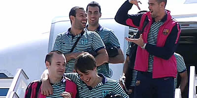 Alguns jugadors del Barça pugen a l'autocar per marxar cap a València.