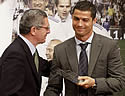 L'alcalde de Madrid, Alberto Ruiz-Gallardón, amb Cristiano Ronaldo (Foto: EFE)