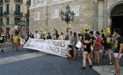 Joves sense Futur protesten en la Plaça Sant Jaume