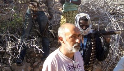 Els pirates somalis amb un dels dos pescadors segrestats, Juan Alfonso Rey, en una foto que ells mateixos van enviar a Reuters el 25 d'abril / REUTERS