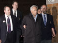 Dominique Strauss-Kahn abandona emmanillat una comissaria de la policia de Nova York. (Foto: Reuters)
